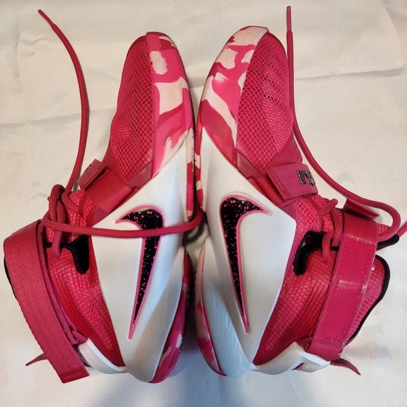 Nike Lebron James Pink Youth 4  Sneakers - Picture 5 of 5